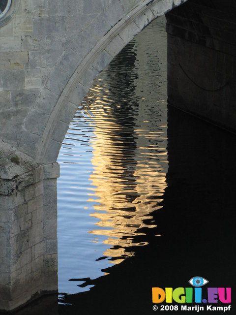 SX01014 Reflections in river Avon beneath Pulteney bridge, Bath